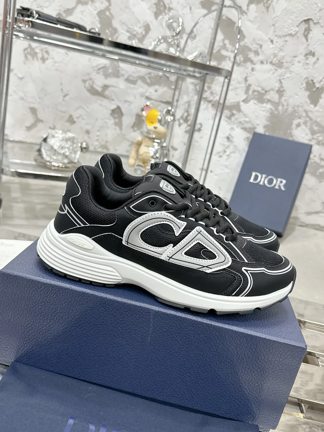 Men's men's shoes 💰600❤️❤️❤️High version Dior Dior's latest color matching B30 series reflective dad sneakers original 17380💰 purchased for development and production Brand new B30 sneakers Dad Shoes style shoes that follow the trend of the retro market The Dior logo on the tongue also indicates that this pair of shoes is the B30 model! B30 uses fine-textured leather and mesh cloth materials to form a shoe body. There are conspicuous letters CD on both sides of the shoe body to indicate identity. Many lines on the shoe body outline details to make the shoes look less monotonous and full of retro flavor. The delivery counter is exquisitely packaged🛍📦 ▪️Fabric: Original customized technical fabric + mesh ▪️Inner lining: Customized breathable lining ▪️Outsole: Original molded IP foam + TPU outsole ▪️Sole thickness: 3.5CM ▪️Size: Women’s size 35-40 / Men’s size 39-46